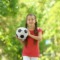 Mädchen mit Fußball in der Hand