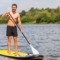 Mann auf Stand Up Paddle