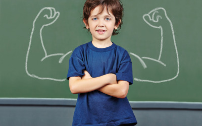 Kind vor einer Schultafel