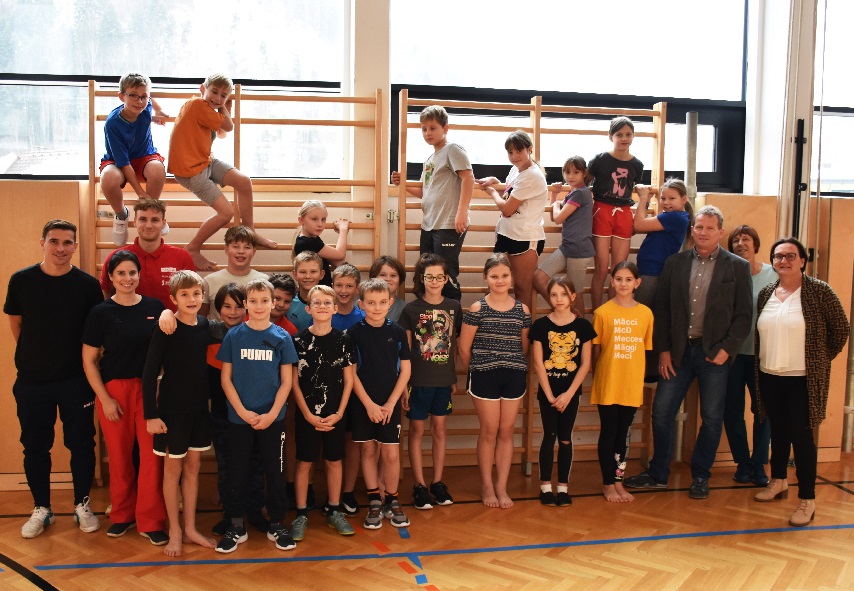 Bild zeigt Mittelschüler des Bildungszentrums Bad Eisenkappel mit Christopher Kucher (Pädagoge), Katrin Röttig (ASKÖ Kärnten), Florian Ploner (ASKÖ Kärnten), Heinrich Nečemer (Schulleiter), Anita Kaschnig (Pädagogin) und Elisabeth Lobnik (Bürgermeisterin)