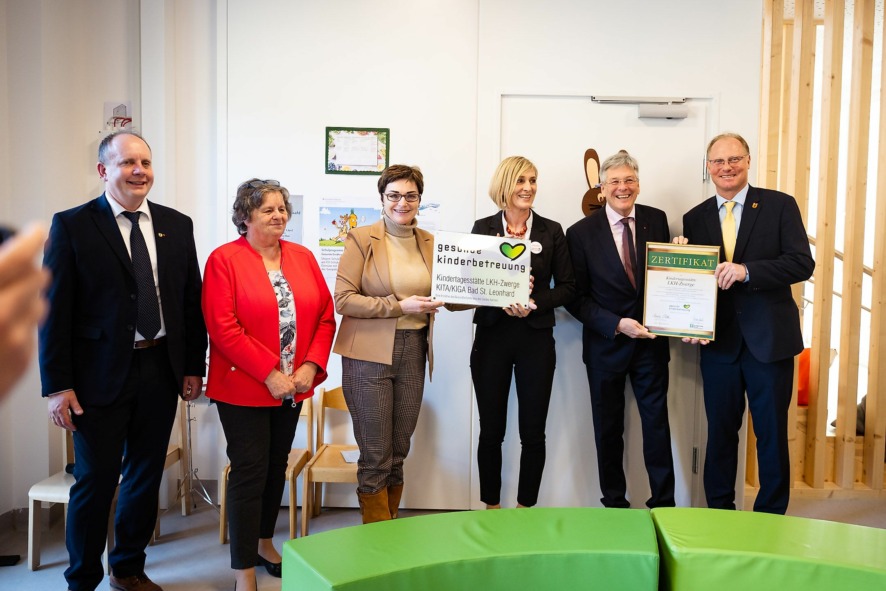 Vizebürgermeister Alexander Pichler, Gertrude Haßler als Obfrau der LKH Zwerge, Landesrätin Beate Prettner, Brigitte Wulz in ihrer Funktion als Geschäftsführerin der LKH Zwerge, Landeshauptmann Peter Kaiser und Bürgermeister Dieter Dohr