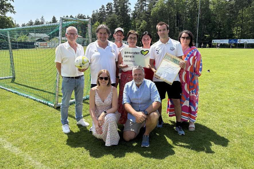 Gemeindevorstand Kurt Lengauer, Obmann Bgm. Wolfgang Stefitz, Gemeindevorstand Matthias Burtscher, Landesrätin Beate Prettner, Gemeinderätin Isabella Gelbmann, sportlicher Leiter Christian Hober, Birgit Liesnig (Unterabteilung Gesundheitsförderung; hinten von links), Gemeinderätin Anja Krojnik und Vizebürgermeister Wolfgang Tischler (vorne von links)