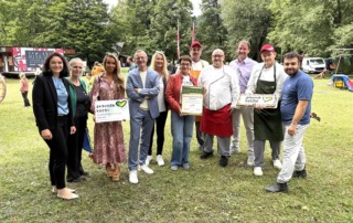 Sabine Wurzer (Unterabteilung Gesundheitsförderung, Land Kärnten), Daniela Gruber-Pruner, Sarah Pucker (Leiterin der Unterabteilung Gesundheitsförderung), Peter Edelmayer, Sandra Wilding, Landesrätin Beate Prettner, Martin Regittnig, Simon Larese, Dilovan Shekho (Bundesvorsitzender der Roten Falken Österreich) und Mitarbeiter des Dussmann-Küchenteams