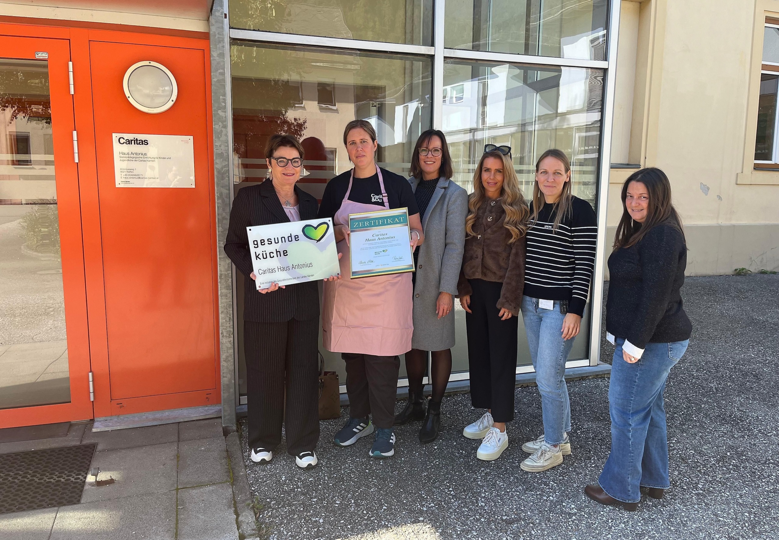 Landesrätin Beate Prettner, Küchenleiterin Iris Koschina, Sonja Fidersek, Sarah Pucker (beide Unterabteilung Gesundheitsförderung), Hausleiterin Helena Hecher und Gruppenleiterin Manuela Sejdic (von links)