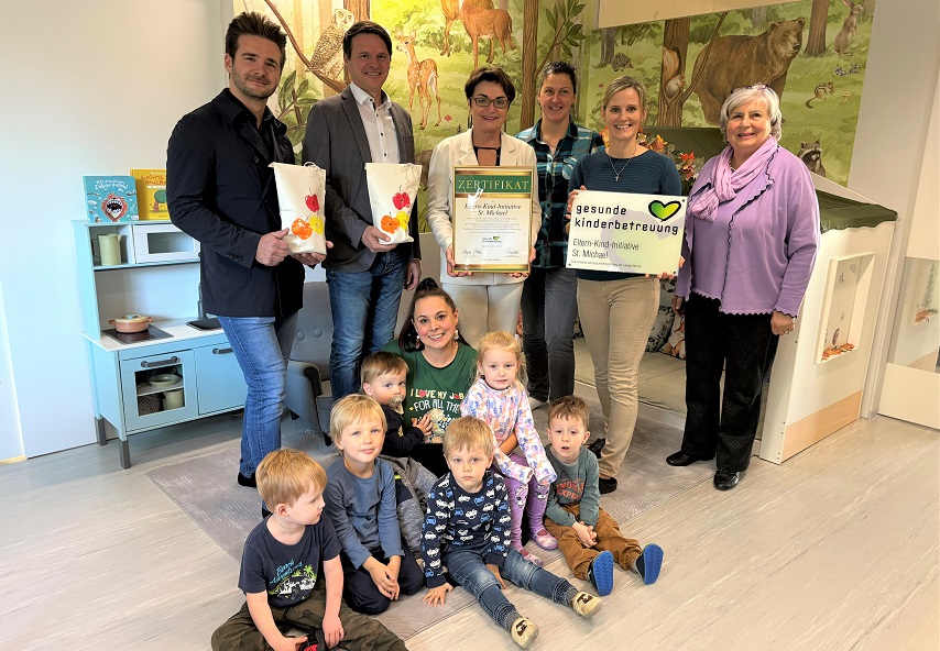 Michael Wos (Obfrau-Stv. der Eltern-Kind-Initiative Wolfsberg), Bürgermeister Alexander Radl, Landesrätin Beate Prettner, Landwirtin Petra Krenn-Cerhan, Simone Pucher, Vermieterin Margot Kaufhold (von links) und vorne Angela Monsberger (EKI) mit Kindern