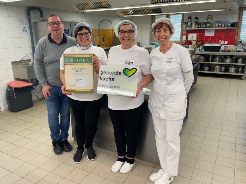 Markus Wassertheurer (regionaler Küchenleiter), Andrea Zlinder (Köchin), Sonja Skorjanz (Küchenleitung), Iris Stern (Küchenhilfe)