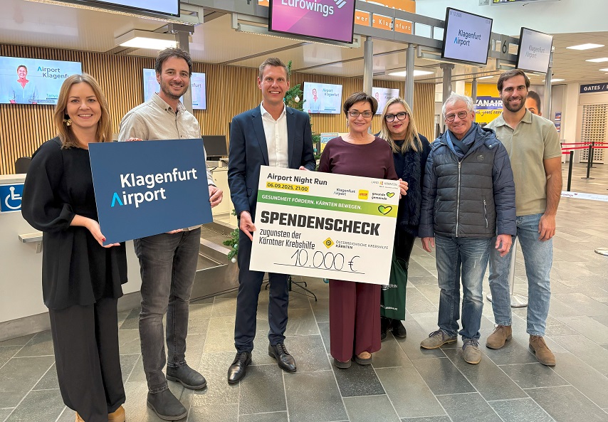 Heidrun Freimuth (Airport Klagenfurt), Andreas Sollbauer (Antenne Kärnten), Flughafen-GF Maximilian Wildt, Landesrätin Beate Prettner, Claudia Muri und Vizepräsident Peter Lind (Krebshilfe Kärnten) und Martin Schumnig (Unterabteilung Gesundheitsförderung, Land Kärnten
