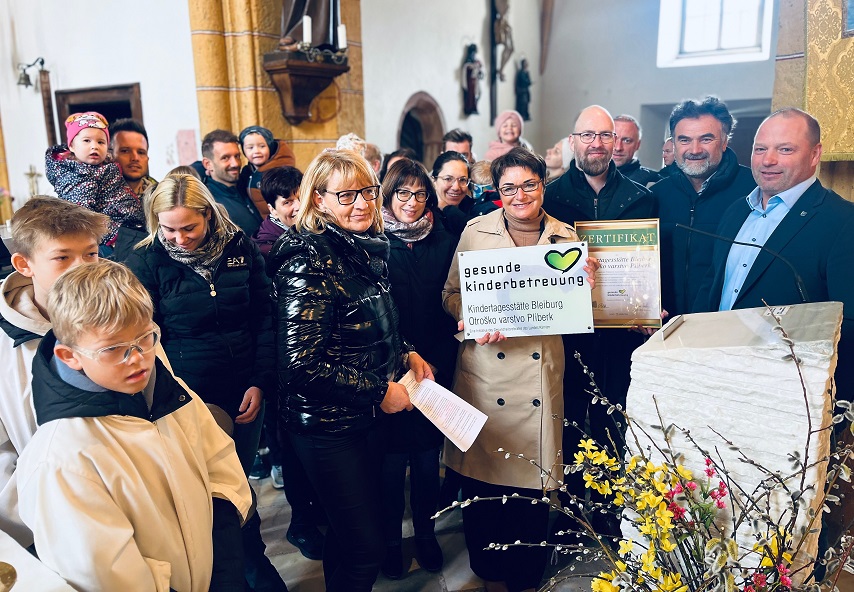 Verleihung mit KITA-Leiterin Hermine Partl, Landesrätin Beate Prettner, Vizebgm. Dominik Stuck, StR Markus Trampusch und Bgm. Daniel Wrießnig (von links), Eltern und Kindern
